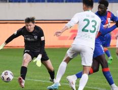 IM体育官网入口-裁判漏判引公愤，球迷怒斥判罚不公