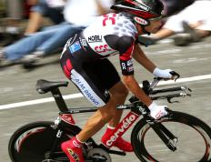 IM体育官方网-骑士对阵广东队，浓眉冠军级表现改写比赛格局