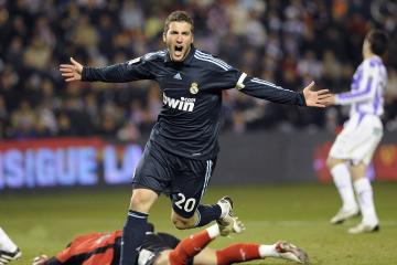 IM体育官网入口-逆袭之火，拉塞尔点燃赛场，红牛二队史诗逆转阿斯顿马丁