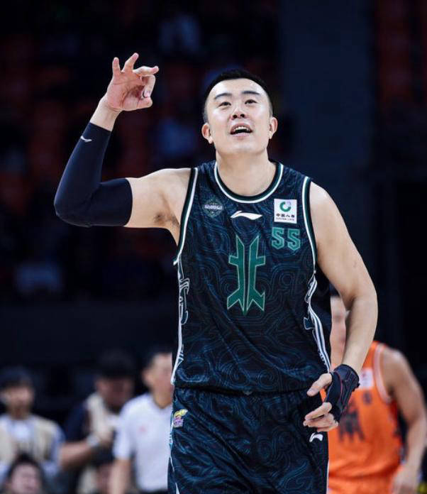 IM体育下载-中国男篮轻取爵士，布拉德利送出助攻