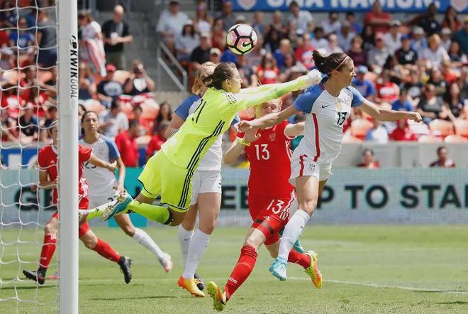 IM体育赛事直播入口-美国女足比赛中鏖战硝烟，演绎巅峰对决