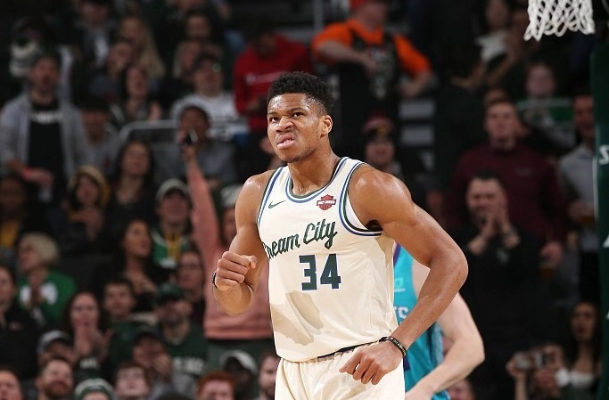 IM体育赛事直播入口-雄鹿客场大胜黄蜂，轻取胜利