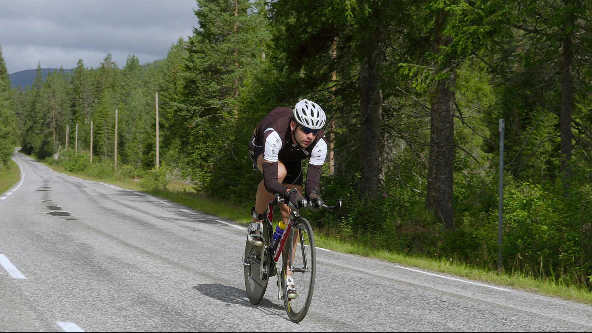 IM体育官方网站-跨界争锋,雄鹿血拼尼克斯的启示与福克斯F1年度争冠的接管艺术